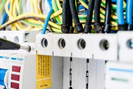 Electrical and electronics technicians